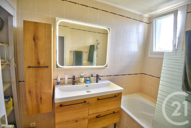 Appartement T3 à vendre - 3 pièces - 65.96 m2 - ROMANS SUR ISERE - 26 - RHONE-ALPES - Century 21 Orcalla Immobilier